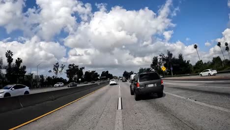 Imágenes-De-Avance-Rápido-De-Un-Motociclista-En-La-Autopista.