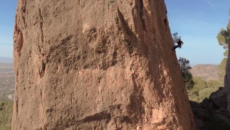 Deportista-Escalada-Vista-Aérea-De-La-Montaña-Deportista-Rapelling-En-La-Panocha,-El-Valle-Murcia,-España-Mujer-Rapel-Bajando-Una-Montaña-Escalando-Una-Gran-Roca