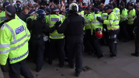 La-Policía-Del-Grupo-De-Apoyo-Territorial-Se-Une-A-Los-Oficiales-Metropolitanos-Y-De-La-Ciudad-De-Londres-Para-Hacer-Retroceder-A-Una-Multitud-De-Manifestantes-Resistentes-Durante-Una-Situación-De-Orden-Público.