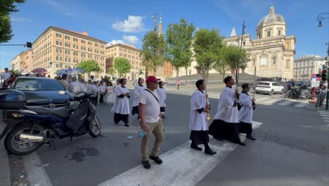 Procesión-Religiosa-En-Las-Calles-De-Roma-En-Un-Día-Soleado