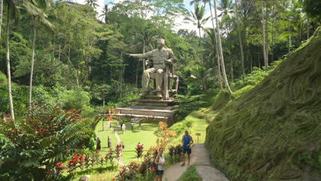 Turistas-Que-Visitan-La-Estatua-Gigante-De-Sukarno-En-Alas-Wangar-Bali,-Indonesia