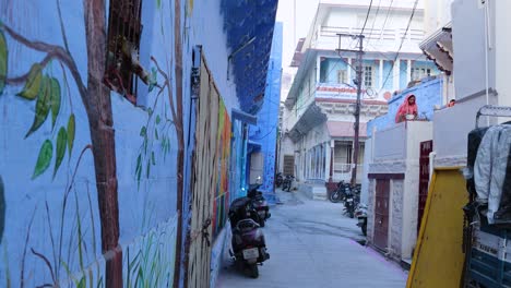 Vista-De-La-Calle-Azul-De-La-Ciudad-Por-La-Mañana-Desde-Un-ángulo-Plano.-El-Vídeo-Se-Tomó-En-Jodhpur-Rajasthan,-India,-El-24-De-Febrero-De-2024.