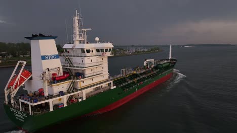 Stoc-Baltic-Chemikalientanker,-Zypriotisches-Schiff,-Navigiert-Durch-Flusswasser