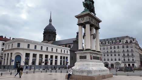 Denkmal-Für-Den-Gallischen-König-Vercingetorix-Auf-Einem-öffentlichen-Stadtplatz-Mit-Französischer-Architektur,-Schwarzer-Fassade,-Kirche-Und-Menschen,-Clermont-Ferrand