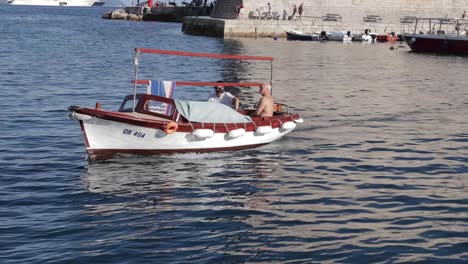 Barco-Navegando-En-El-Antiguo-Puerto-De-Dubrovnik,-Croacia