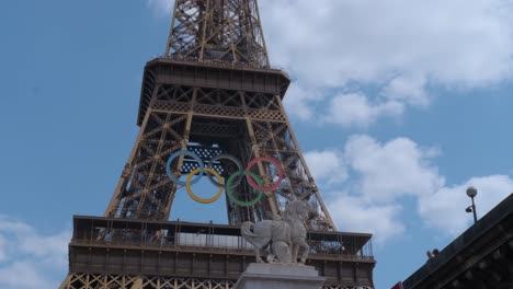 Aufnahme-Von-Einem-Boot,-Das-Unter-Der-Iéna-Brücke-Hindurchfährt-Und-Den-Mit-Den-Olympischen-Ringen-Geschmückten-Eiffelturm-In-Paris-2024-Zeigt