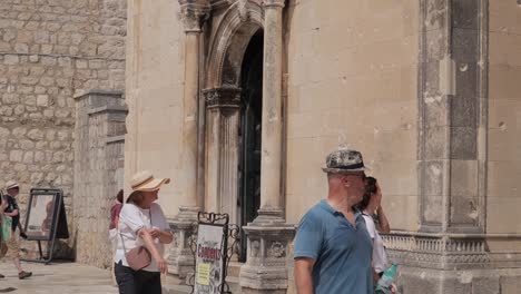 Turistas-Que-Viajan-En-La-Ciudad-De-Dubrovnik,-Croacia