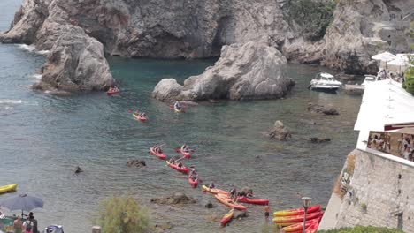 Menschen-Kajak-Fahren-In-Dubrovnik,-Kroatien---Ein-Schöner,-Lustiger-Urlaub