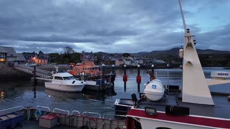 Lugares-épicos-De-Irlanda-Castletownbere-Harbour-Cork-Barco-Saliendo-Del-Puerto-Al-Amanecer-En-Verano