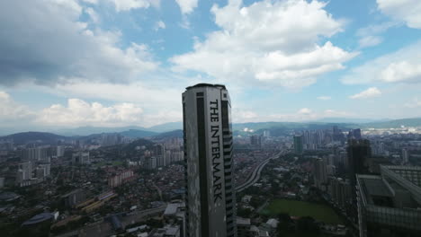 Disparo-De-Un-Dron-Fpv-Acercándose-A-La-Intermark,-Vista-Tower-En-Kuala-Lumpur,-Malasia