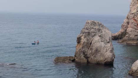 Leute,-Die-In-Dubrovnik,-Kroatien-Kajak-Fahren---Leute,-Die-Spaß-Beim-Kajakfahren-Haben