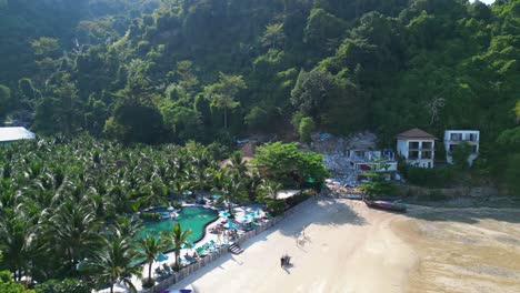 Turquoise-water-surrounding-tropical-island-with-lush-green-vegetation-in-thailand