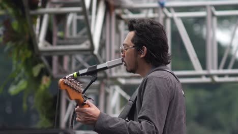 Pamungkas,-Un-Reconocido-Cantante-Indonesio-Tocando-En-Vivo-En-Un-Concierto-Al-Aire-Libre