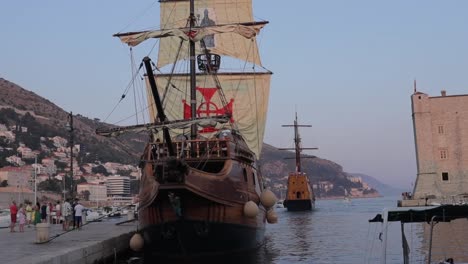 Vista-Cercana-Del-Barco-En-El-Antiguo-Puerto-De-Dubrovnik,-Croacia.