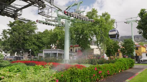 Toma-Estática-Del-Sistema-De-Teleférico-En-La-Ciudad-De-Funchal,-Cerca-Del-Jardín-Botánico,-Madeira.