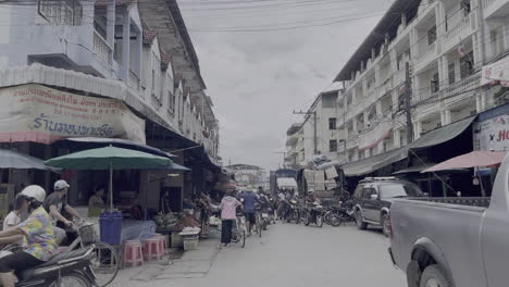 Auf-Dem-Mae-Sot-Markt-Herrscht-Reges-Treiben-Mit-Vielen-Ständen,-An-Denen-Frische-Produkte,-Gewürze,-Textilien-Und-Straßenessen-Angeboten-Werden.