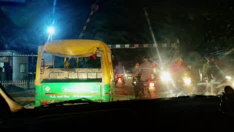 Nachtbahnübergang-Aus-Dem-Auto-Heraus-Geschossen