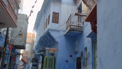 Calle-Aislada-De-La-Ciudad-Azul-India-Con-Casa-De-Color-Azul-En-La-Mañana-Desde-Un-ángulo-Plano-Se-Toma-Un-Video-Jodhpur-Rajasthan-India