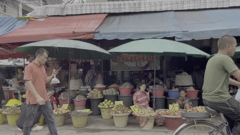 El-Mercado-De-Mae-Sot-Está-Repleto-De-Puestos-Vibrantes-Que-Ofrecen-Productos-Frescos,-Especias,-Textiles-Y-Comida-Callejera.