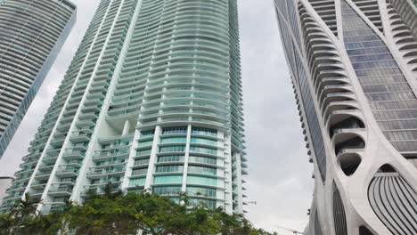 Tall-modern-skyscrapers-with-unique-architecture-in-downtown-Miami-on-a-cloudy-day