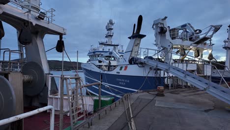 Lugares-épicos-De-Irlanda,-Puerto-Pesquero-De-Castletownbere,-Barcos-Pesqueros-Amarrados-Al-Amanecer-Acercándose-En-Una-Mañana-De-Verano