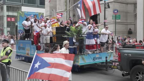 Eine-Aufnahme-Vom-Boden-Aus-Der-Puerto-Rican-Day-Parade-Auf-Der-Fifth-Avenue-In-New-York-City