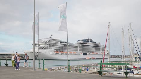 Menschen-Und-Lieferwagen-In-Der-Nähe-Eines-Großen-Kreuzfahrtschiffes-Im-Hafen-Von-Funchal,-Madeira