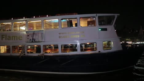 pleasure-cruise-boat-in-London,-England,-river-Thames