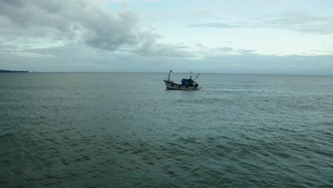 Los-Pescadores-Están-Capturando-Peces-En-Medio-Del-Agua.