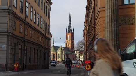 Historic-Riddarholmskyrkan-church-in-Stockholm-with-people-and-traffic-in-foreground