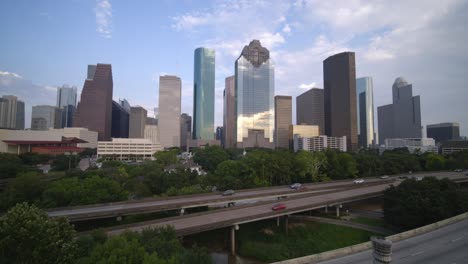 Aufsteigende-Aufnahme-Von-Wolkenkratzern-In-Der-Innenstadt-Von-Houston,-Texas