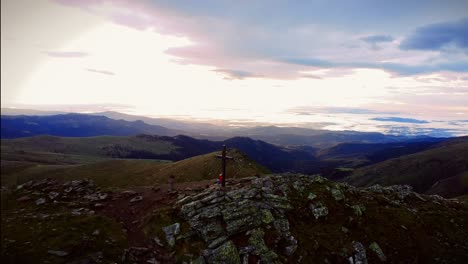 Una-Toma-De-Drone-De-La-Cruz-En-La-Cima-Del-Grosser-Speikkogel