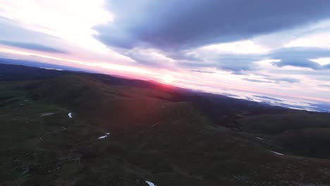 Vista-Aérea-De-Un-Amanecer-Sobre-La-Montaña-Grosser-Speikkogel-En-Austria