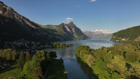 Explorando-Impresionantes-Montañas-En-El-Lago-Walensee-Unterterzen-En-Un-Día-Soleado,-Suiza