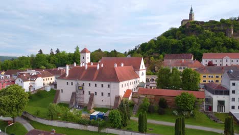 Estructuras-Construidas-Con-Vistas-Al-Castillo-De-Güssing-En-La-Distancia-En-Burgenland,-Austria