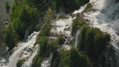 Cascada-Que-Cae-Sobre-Rocas-Cubiertas-De-Musgo-En-Un-Río-En-Rastoke,-Croacia