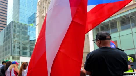 Eine-Bodenaufnahme-Der-Puerto-Rican-Day-Parade-Auf-Der-Fifth-Avenue-In-New-York-City