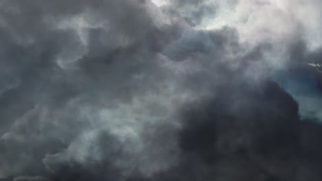 Bewölkt-Regnerisch-Stürmisch-In-Dunklen-Wolken