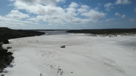 Vehículos-Estacionados-Y-Circulando-Por-La-Arena-En-La-Playa-De-Bremer-En-La-Bahía-De-Bremer,-Australia-Occidental