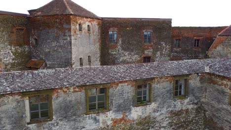 Vista-Trasera-De-La-Fortaleza-Más-Antigua-De-Bugenland,-Austria,-El-Castillo-Gussing.