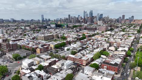 American-neighborhood-with-houses-and-homes-in-front-of-skyline-with-skyscrapers