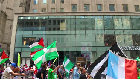 Eine-Bodenaufnahme-Der-Puerto-Rican-Day-Parade-Auf-Der-Fifth-Avenue-In-New-York