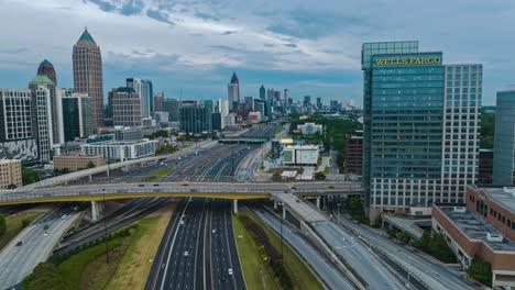 Verkehr-Auf-Autobahnen-Während-Der-Hauptverkehrszeit-In-Der-Innenstadt-Von-Atlanta,-Georgia