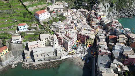 Vernazza-Cinque-Terre-Italien-Luftaufnahme-Pullback-Overhead-Enthüllt-Berühmtes-Dorf