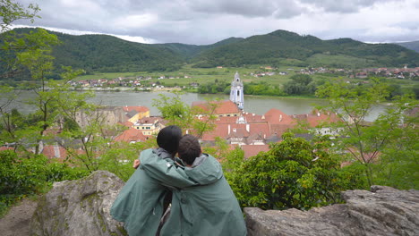 Dulce-Pareja-Con-Vistas-A-La-Torre-De-La-Iglesia-De-Durnstein-En-El-Río-Danubio-En-La-Región-Del-Valle-De-Wachau-En-Austria