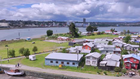 Vista-Aérea-De-Las-Casas-Y-El-Paisaje-De-La-Isla-Tenglo-Frente-A-La-Ciudad-De-Puerto-Montt,-Chile.