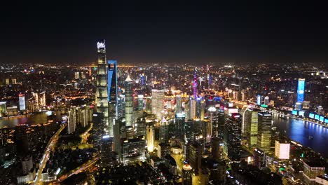 Toma-Aérea-Del-Horizonte-Iluminado-En-El-Distrito-Financiero-De-Pudong-Luijiazui