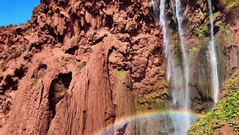 Arco-Iris-Sobre-Una-Cascada-En-Marruecos,-La-Altura-De-Las-Cataratas-De-Ouzoud-En-África-Central