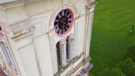 Torre-Del-Reloj-De-La-Iglesia-Parroquial-De-San-Bartolomé-En-Slovenska-Bistrica,-Eslovenia