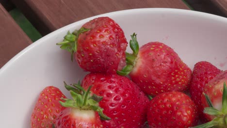 Frische-Rote-Erdbeeren-In-Einer-Schüssel,-Bereit-Zum-Essen-Auf-Einem-Picknicktisch